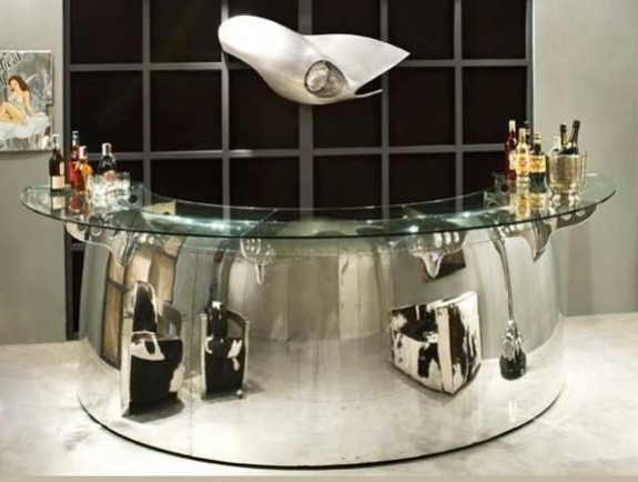 Bar arrondi en aluminium poli avec plateau en verre inspiré de l’aviation – Pacific Compagnie